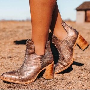 🔥|•FREEBIRD BY STEVEN•| Jameson Blush Croco Booties Size 8